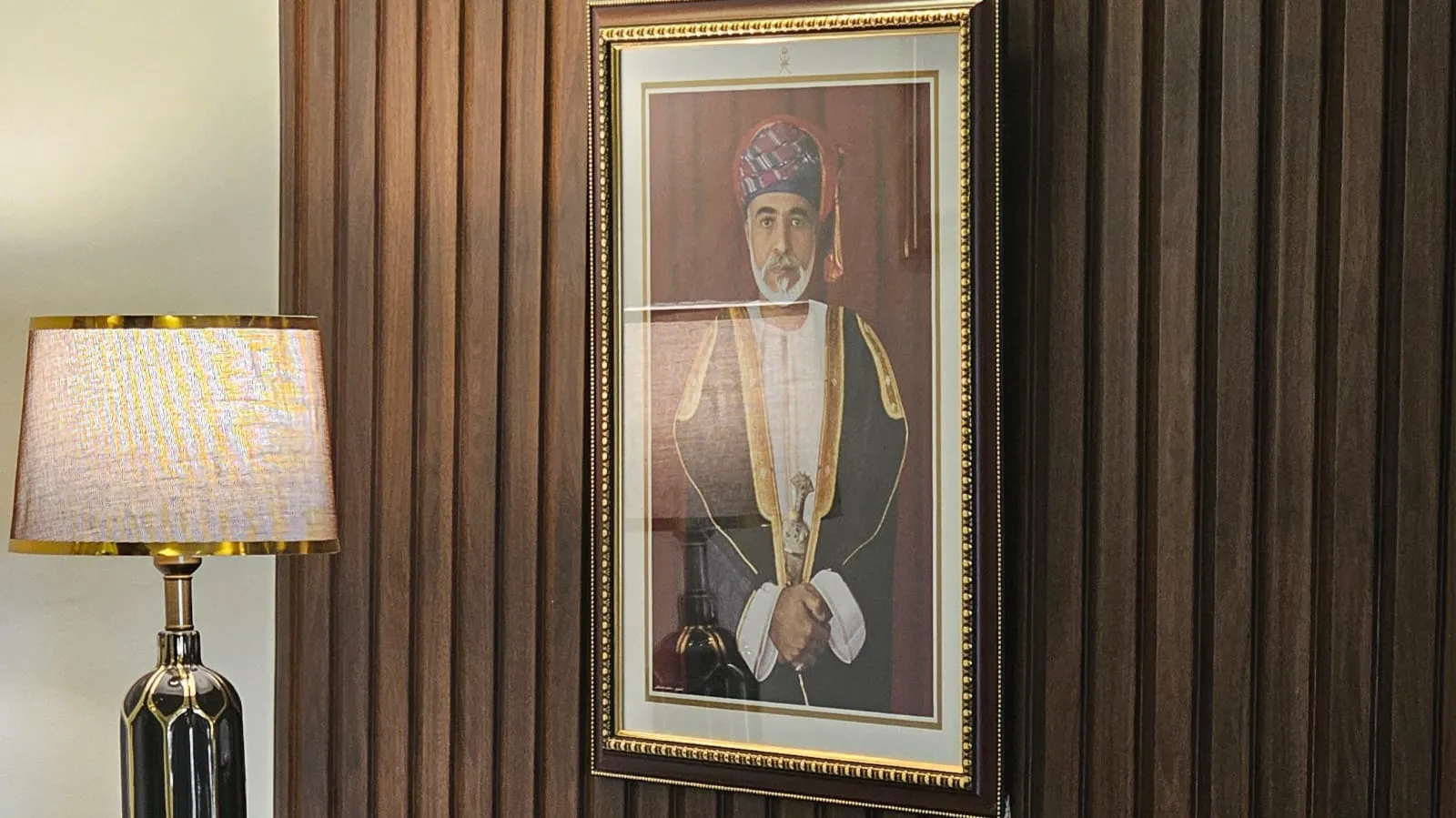 صورة السلطان قابوس بن سعيد في المكتب